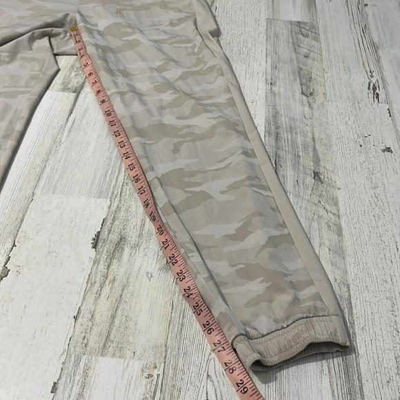 Athleta Brooklyn Textured Camo Joggers Size 10 - Picture 12 of 12